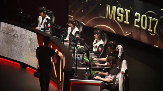 五人抓Faker又如何？SKT首戰告捷，G2痛失好局