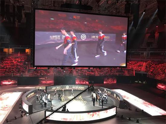 WE首秀完美落幕！957克烈成大腿懟翻閃電狼