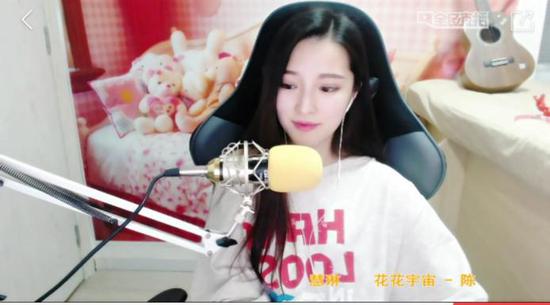 最強大腦美女助手播王者榮耀 觀眾直呼最美女打野