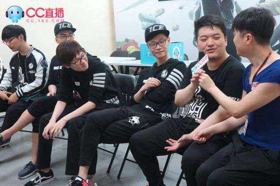 CC直播主播老Z探班守望先鋒OWPS 采訪知名戰隊