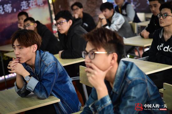 首批電競專業學生日常：每天訓練11小時