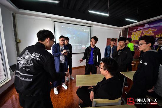 首批電競專業學生日常：每天訓練11小時