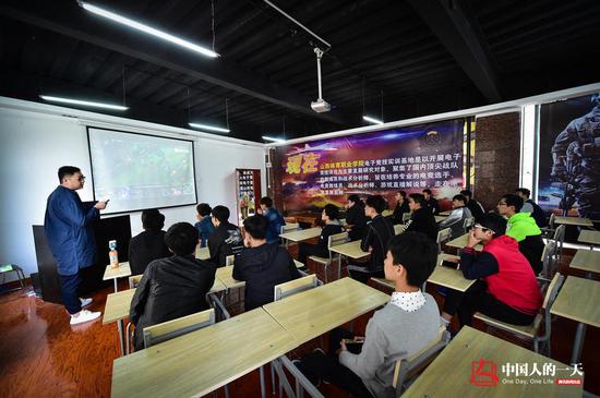 首批電競專業學生日常：每天訓練11小時