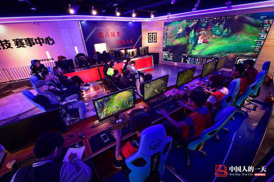 首批電競專業學生日常：每天訓練11小時