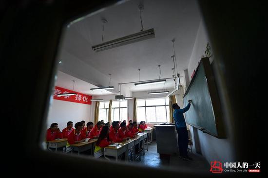 首批電競專業學生日常：每天訓練11小時