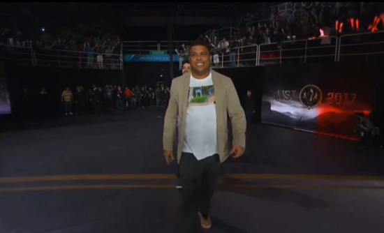 外星人為冠軍SKT頒獎 傳統(tǒng)體育碰撞電子競技！