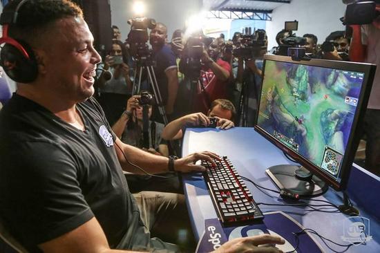 外星人為冠軍SKT頒獎 傳統(tǒng)體育碰撞電子競技！