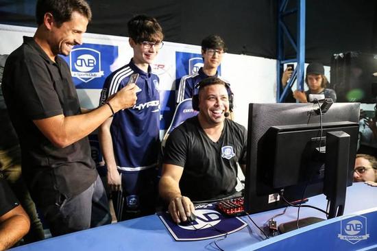 外星人為冠軍SKT頒獎 傳統(tǒng)體育碰撞電子競技！