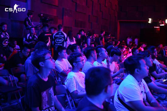 現場觀眾聚精會神地注視大屏幕上的比賽實況。