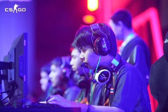 Signature Gaming選手緊張地調試設備，力圖發揮出平時訓練的高水平。