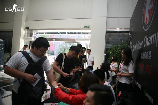  本次比賽邀請了幸運玩家到現場觀看比賽，近距離感受賽場的火熱氛圍。圖為玩家排隊有序入場。