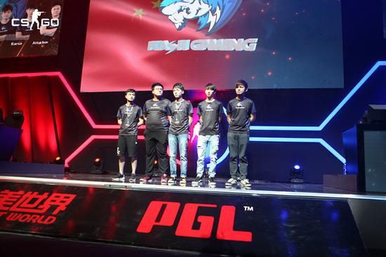 在一片掌聲中，戰隊一一登臺亮相。