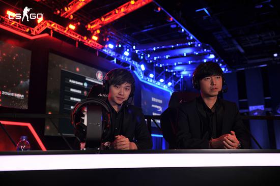 小波和Alex，解說臺上的黃金拍檔。