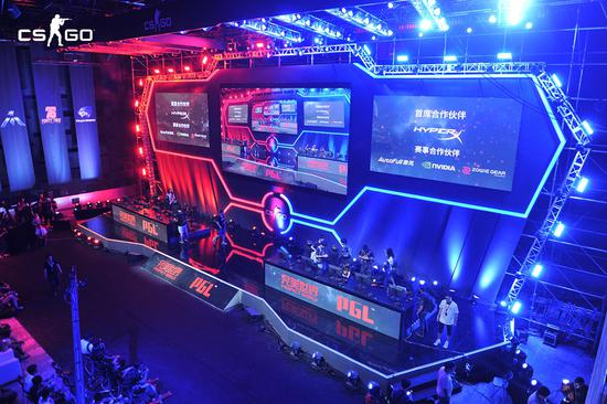 專業的舞臺和對陣區設置，充分感受電競激情。