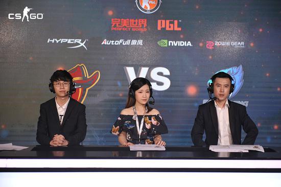 場外分析席上，小姐姐是一道亮麗的風景線。