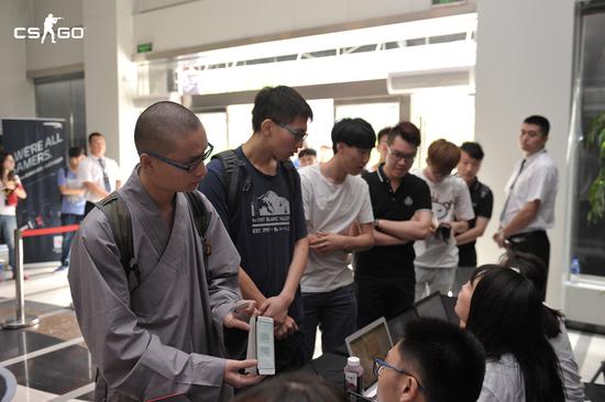 一位大師驚現入場人群中，大師法號華嚴，是一名老CS玩家