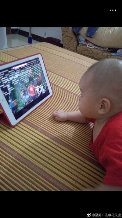 虎牙直播史上最小女觀眾 一歲看騷男直播美滋滋