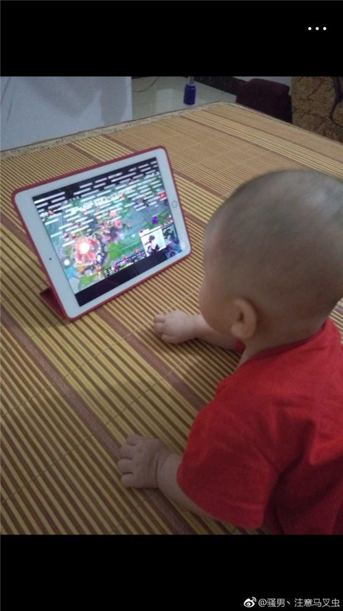 虎牙直播史上最小女觀眾 一歲看騷男直播美滋滋