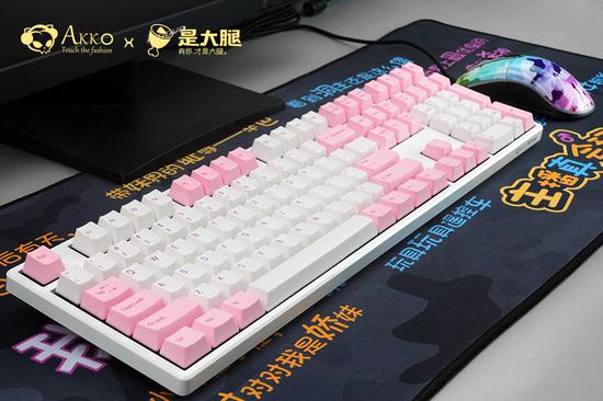 Akko X 是大腿發布主播真會玩聯名迷彩鼠標墊