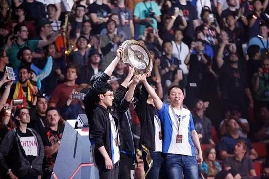 你在為誰而歡呼？電競比賽為何能帶動情緒