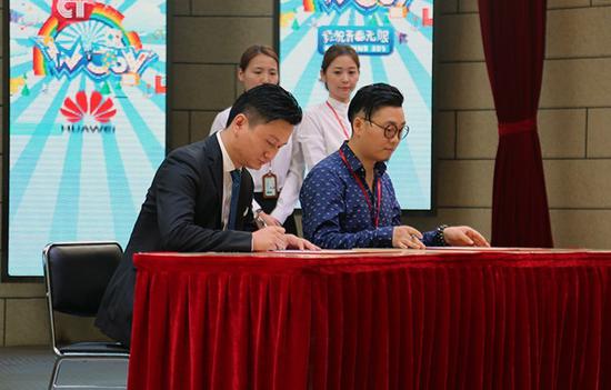 電子體育部總經理王冠在簽約儀式上