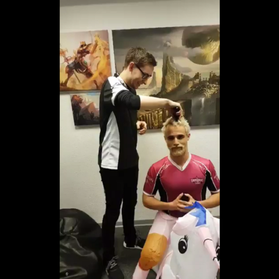 洲際賽TSM暴打歐洲，比爾森為獨角獸經理剃頭