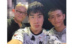 虎牙直播騷男誓死護衛“張將軍” 論拍照擺pos