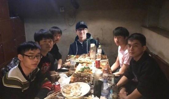 若風直播和xiye吃雞 草莓：快來吃宵夜