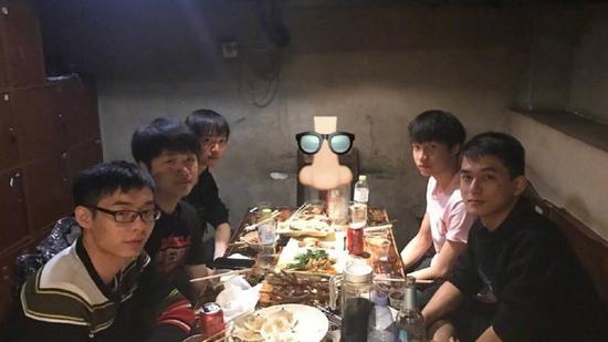 若風直播和xiye吃雞 草莓：快來吃宵夜