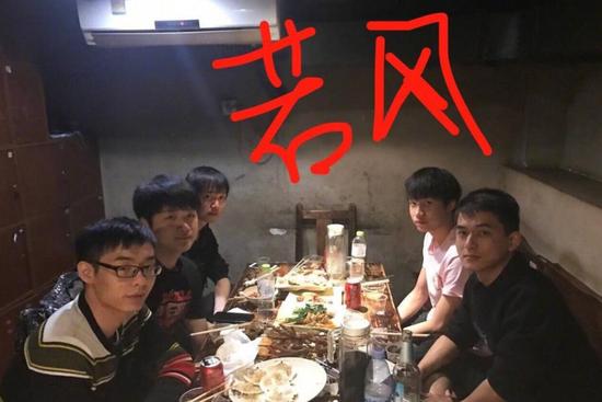 若風直播和xiye吃雞 草莓：快來吃宵夜