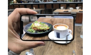 業內人士預測蘋果明年將推出屏幕更大的iPhone“