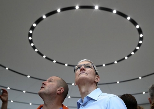 圖示：蘋果首席執行官蒂姆·庫克（Tim Cook）和蘋果首席設計官喬納森·伊夫（Jonathan Ive，L）在蘋果公司的喬布斯劇院