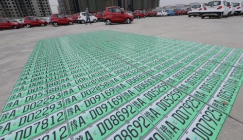 12月12日,鄭州機電工程學校體育場上鋪滿了新能源車號牌。 視覺中國 圖