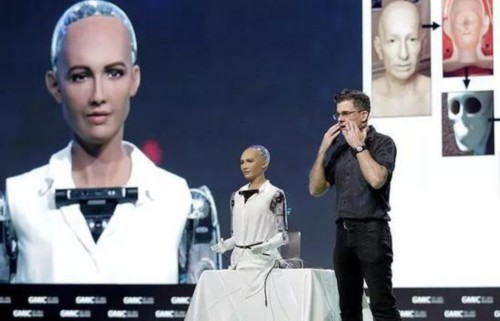 戴維-漢森在 2016-GMIC 全球移動互聯網大會上介紹創作索菲亞的歷程