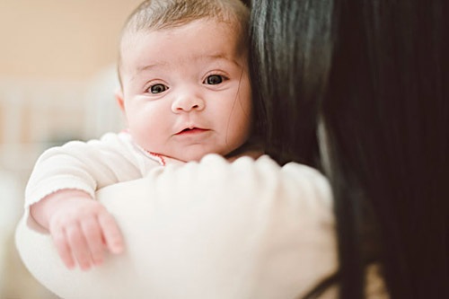 千萬別小看嬰兒!大腦識別人臉?biāo)俣瓤氨葯C(jī)器