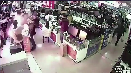 男子咬iPhone電池測真偽 頓時火花四濺