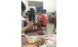 斗魚tv阿怡與三名男子吃宵夜 LoL代打團隊出現