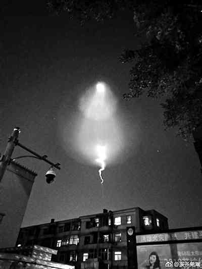 華北多地夜空現(xiàn)不明飛行物 中科院:航跡夜光云 華北多地夜空現(xiàn)不明飛行物 中科院:航跡夜光云