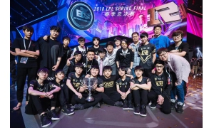 出征MSI的RNG新戰袍出鏡,卡薩穿衣講究,網友: