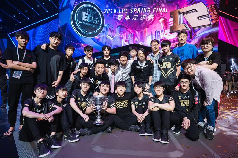 騰訊體育訊 北京時間4月28日，LPL春季賽落下帷幕。在決賽舞臺，RNG擊敗EDG奪得冠軍，Uzi終斬獲職業生涯首冠。奪冠后比賽現場頒發RNG出征MSI戰袍，Uzi舉獎杯高呼！