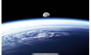 聽說之前地球有兩個衛星 到底是怎么回事？