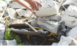 上百輛共享單車遭活埋 損毀慘狀讓工作人員心痛