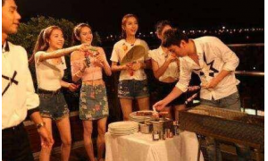 王思聰在野外搶BOSS被人追著砍 校長:我要收購網