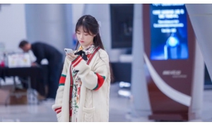 女解說小鈺S8比賽現場被抓拍!網友:可愛到爆炸