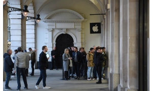 iPhoneXR戴上黑色保護套后是啥樣？網友：我的眼睛