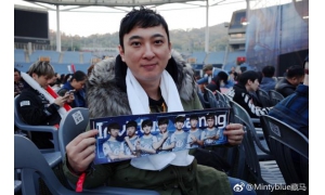 IG的比賽現場,她也在現場,但我們只是看到了吃