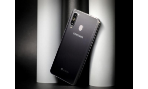 摸一下就有反應  三星Galaxy A8s黑瞳之美不止屏幕