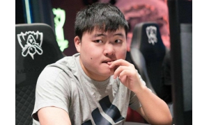 Uzi直播被峽谷大神教育，卡莎應該這么玩！小狗