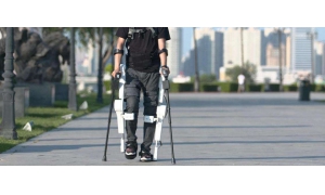 國外28歲高位截癱男子利用機器人外骨骼恢復行動