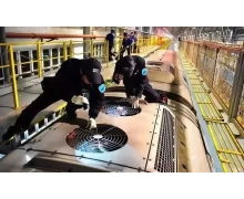 在高溫下經歷烤驗的鐵路職工